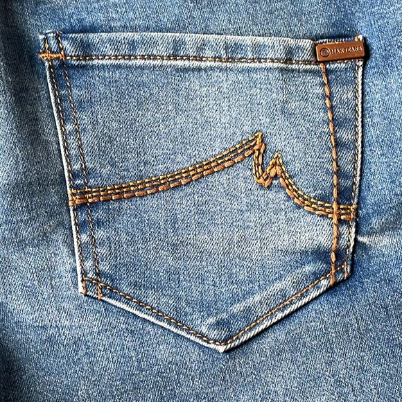 Max studio Ankle  Jeans with Rose hardware and embroidered pocket design. - Picture 2 of 9